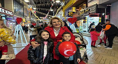 İzmit Belediye Başkanı Hürriyet, 2024'e saatler kala esnaf ve vatandaşlara iyi yıllar diledi