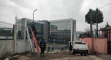 İzmit Belediyesi, Tavşantepelilerin talebiyle şehir hastanesi bağlantı yolunu güneş enerjisi ile aydınlatıyor