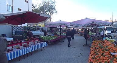 Kadirlili pazar esnafı: "Akaryakıt 15 lira iken bu mal 5 liraya satılıyordu. Şimdi 40 lira olunca bu mal 60 lira oldu. Vatandaş bitik"