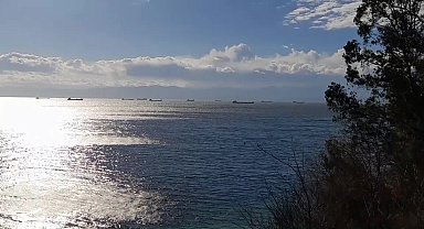Karadeniz'de kuru yük gemileri fırtınadan kaçtı