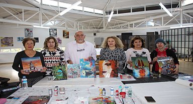 Karşıyaka'da bilge çınarlar, camaltı boyama eserleriyle yaşama tutunuyor 