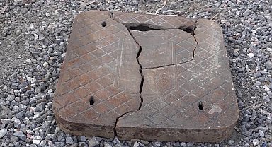 Kemeraltı'ndaki altyapı çalışmalarından asırlık su boruları ortaya çıktı
