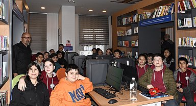 Kuşadalı çocuklar bilgiye kütüphane ve Kitap Kafe ile ulaşıyor