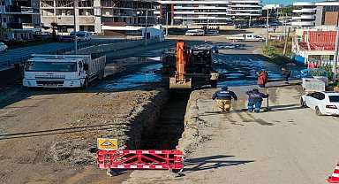 Kuşadası Belediyesi ekiplerinden 7/24 yol mesaisi