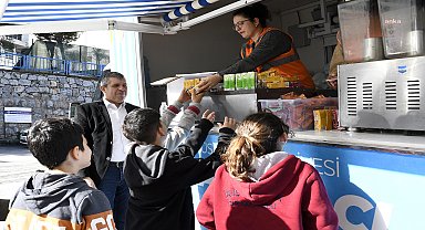 Kuşadası Belediyesi'nden öğrencilere karne ikramı