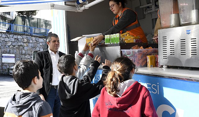 Kuşadası Belediyesi'nden öğrencilere karne ikramı