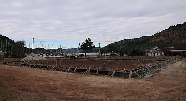 Marmaris Belediyesi'nden Orhaniye'ye halı saha