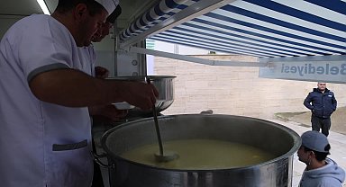 Marmaris Belediyesi'nden üniversite öğrencilerine sıcak yemek ikramı