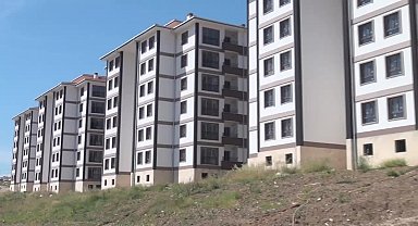 Mehmet Tahtasız, Kuruçay TOKİ Evlerinde inceleme yaptı: "TOKİ anahtarı vererek şov yapmak yerine vatandaşın suyunu, doğal gazını bağlamalı"