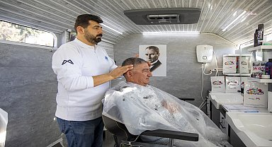Mersin Büyükşehir'in Mobil Kuaför araçları, kent genelinde hizmet sunmaya devam ediyor