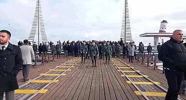 Mübadelenin 101'inci yılı dolayısıyla Atatürk'ün Samsun'a ayak bastığı Tütün İskelesi'nden denize karanfiller bırakıldı