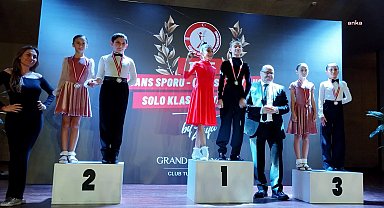 Muratpaşa Belediyesi Salon Dansları Topluluğu'ndan büyük başarı