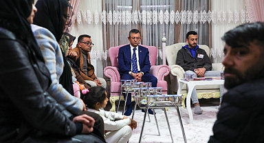 Özgür Özel, Şehit Üsteğmen Gökhan Delen'in ailesine taziye ziyaretinde bulundu