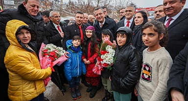 Özgür Özel Tunceli’de vatandaşlar tarafından çiçekle karşılandı