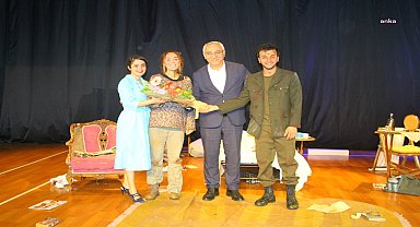 'Romeo'yu Beklerken' adlı tiyatro oyunu Kartal'da sahnelendi