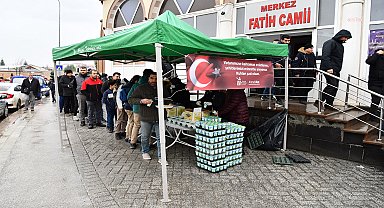 Tepebaşı'nda cuma namazı sonrası şehitler anısına pilav dağıtıldı