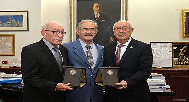 Yılmaz Büyükerşen'den emektar muhtarlara teşekkür plaketi