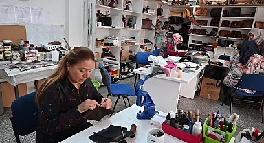 Yozgat'ta kadınlar deriyi işleyip, çanta, cüzdan, kemer yapıp ev ekonomisine katkı sağlıyor