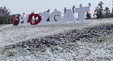 Yozgat'ta kar yağışı sevindirdi, aileler çamlığa akın etti