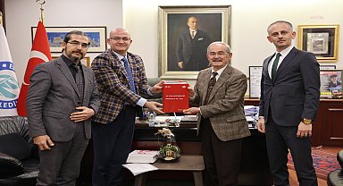 '100 Yılın Göstergeleri' Yılmaz Büyükerşen'e takdim edildi