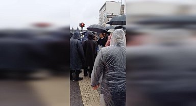 AKP RİZE İL BAŞKANI HİKMET AYAR, CUMHURBAŞKANI ERDOĞAN’IN RİZE MİTİNGİ ÖNCESİNDE POLİSLERLE TARTIŞTI: “SİZ AJAN MISINIZ? FETÖ MÜSÜNÜZ? TERBİYESİZLİK ETMEYİN”
