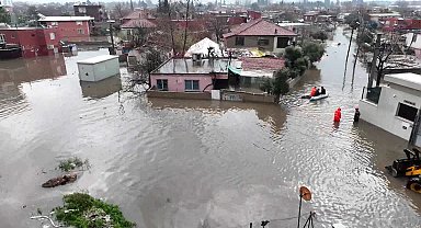 Antalya Büyükşehir Belediye Başkanı Böcek, selin vurduğu mahallelerde, çalışmaları koordine etti