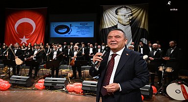 Antalya Büyükşehir Belediye Başkanı Böcek, 'Sevda Türküleri Konseri'ne katıldı