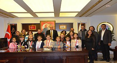 Bozüyük Belediye Başkanı Bakkalcıoğlu'ndan başarılı satranç sporcularına hediye