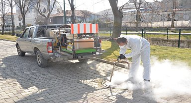 Bozüyük Belediyesi ekiplerinden rögar kapaklarında ilaçlama çalışması