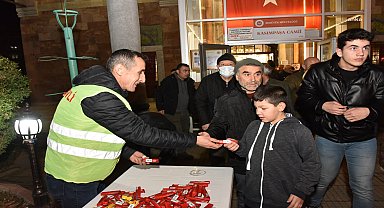 Bozüyük Belediyesi'nden Miraç Kandili'nde vatandaşa lokma ve mevlit şekeri ikramı