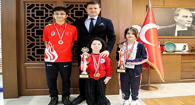 ÇERKEZKÖYLÜ SATRANÇ SPORCULARI, BAŞKAN AKAY'I ZİYARET ETTİ