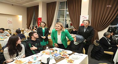 Deprem gönüllüleriyle buluşan İzmit Belediye Başkanı Hürriyet: "Her biriniz insanlığın gerçek kahramanlarısınız"