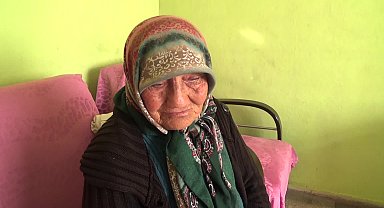 Depremde evi yıkılan ve engelli oğlu ile yaşayan 87 yaşındaki Fadime Karaköse: "Kiraya çıktık, onu da ödeyemiyoruz. Ne yapmam gerek bilmiyorum" 