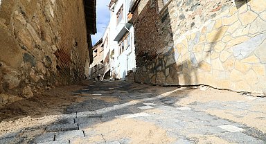 EDREMİT BELEDİYESİ, AVCILAR MAHALLESİ’NDE KÖY MEYDANINI VE SOKAKLARI YENİLEDİ 