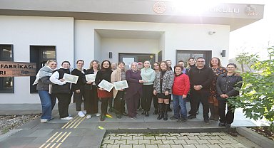 EFES SELÇUK MESLEK FABRİKASI EĞİTİMLERİ'NDE KURSİYERLER SERTİFİKALARINI BAŞKAN SENGEL’İN ELİNDEN ALDI
