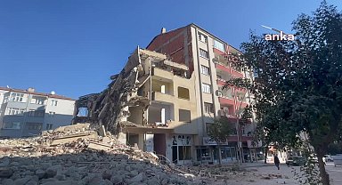 Elâzığ'da ağır hasarlı binanın yıkımı sırasında sağlam olan yan binada hasar oluştu. Duvarı yıkılan ev sahibi: "Makas getirin dedik, 'günlüğü 100 bin liraya geldiği için getiremeyiz' dediler"