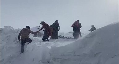 Iğdır'da Özel İdare Ekipleri, karla kaplı yolu açarak doğumu başlayan kadın için ambulansın köye ulaşmasını sağladı
