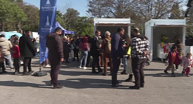 İzmir'de romanlara seyyar çiçek stantları törenle verildi. Tunç Soyer: "Bu memleket sizinle güzel"