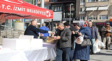 İzmit Belediyesi, 6 Şubat depremlerinde hayatını kaybedenlerin anısına helva dağıttı