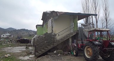 Kahramanmaraşlı depremzede: ''Güneşte teneke ile su ısıtıp çocukları yıkıyorum"
