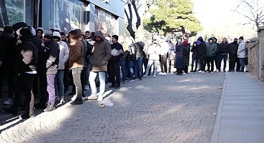 Konya'da eksi 3 derecede ucuz kıyafet kuyruğu