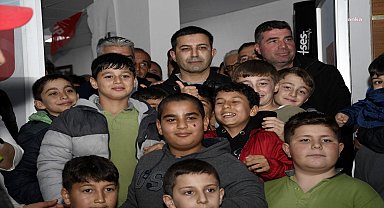 Kuşadası Belediye Başkanı Günel, CHP İlçe Örgütü'ne yeni katılan vatandaşların rozetlerini taktı 