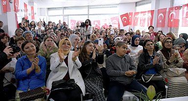 KUŞADASI BELEDİYE BAŞKANI GÜNEL’DEN İKİÇEŞMELİK MAHALLESİ’NE ZİYARET: “SİZLERE BİR KADIN BELEDİYE BAŞKAN YARDIMCISI SÖZÜ VERİYORUM”