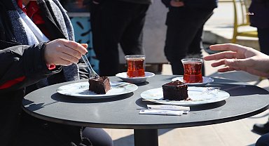 KUŞADASI BELEDİYESİ’NDEN ADALI KART SAHİPLERİNE 14 ŞUBAT’A ÖZEL PASTA VE ÇAY İKRAMI