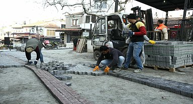 Kuşadası Belediyesi, Yıldırım Caddesi'nde üstyapı yenileme çalışmalarına devam ediyor
