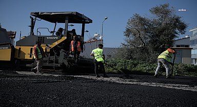 KUŞADASI’NDA ASFALT SEFERBERLİĞİ KADINLAR DENİZİ MAHALLESİ İLE SÜRÜYOR