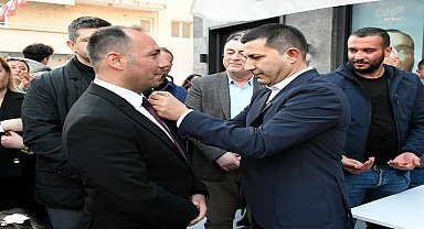 Kuşadası'nda CHP'ye Katılan İYİ Parti'lilere rozetleri takıldı... Belediye Başkanı Günel: "Kapımız da yüreğimiz de herkese sonuna kadar açık"