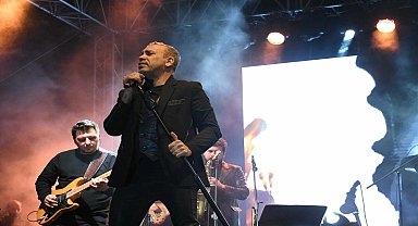Kuşadası'nda Haluk Levent rüzgarı esti