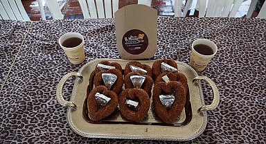 Manavgat Belediyesi'nden Sevgililer Günü'nde vatandaşlara çay ve simit ikramı