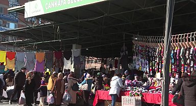 Mansur Yavaş, Sıhhiye-Yenişehir Pazaryeri'nde esnaf ve yurttaşlarla bir araya geldi